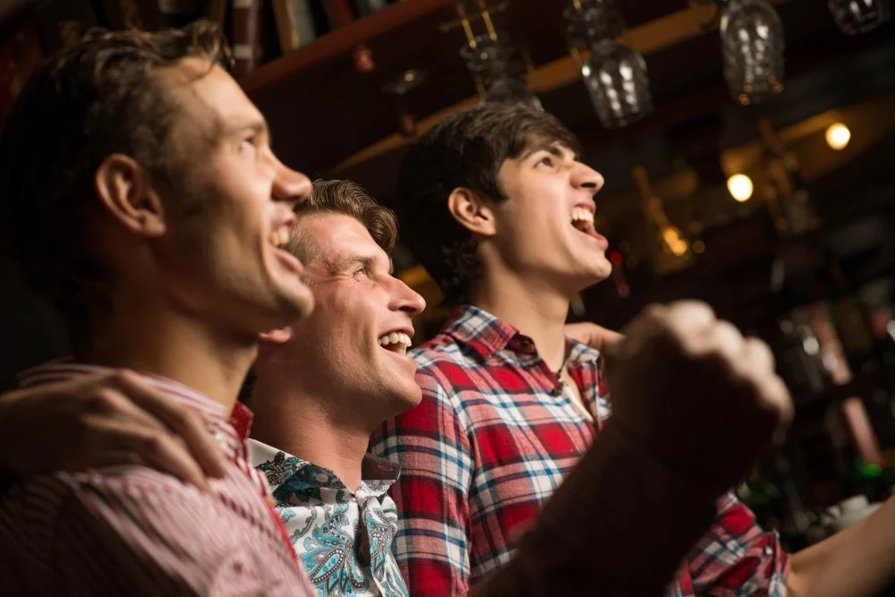 Venner der ser fodbold på sportsbar